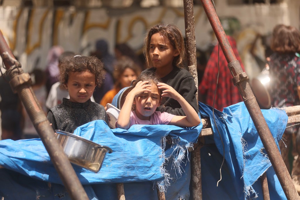 Niños de Gaza esperan con la esperanza de recibir alimentos.